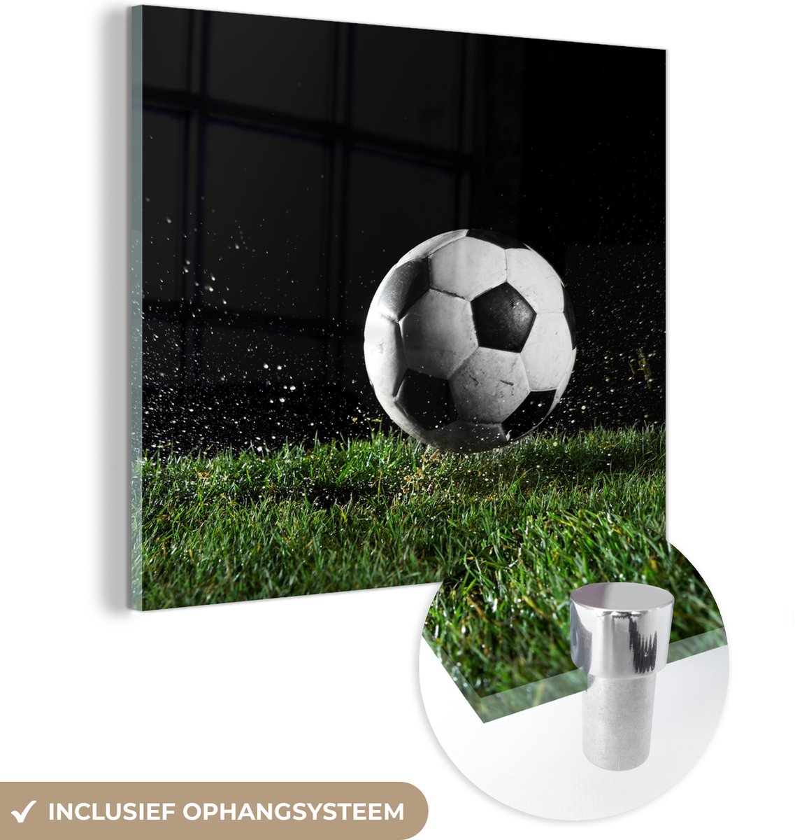 ® Glasschilderij 90x90 cm - Schilderij acrylglas - Voetbal in het gras - Foto op glas - Muurdecoratie woonkamer - Wanddecoratie slaapkamer - Schilderijen