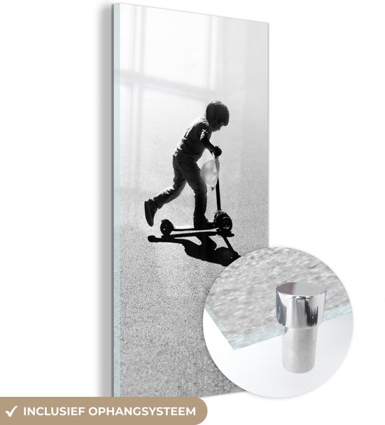 MuchoWow® Glasschilderij 20x40 cm - Schilderij acrylglas - Zwart-wit foto van een jongen op een step - Foto op glas - Schilderijen