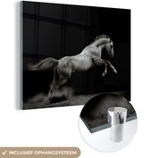 MuchoWow® Glasschilderij 160x120 cm - Schilderij acrylglas - Paard - Zand - Zwart - Foto op glas - Schilderijen