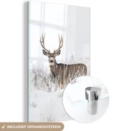 MuchoWow® Glasschilderij 40x60 cm - Schilderij acrylglas - Hert - Winter - Sneeuw - Dieren - Seizoenen - Wit - Foto op glas - Schilderijen