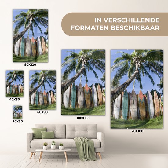 MuchoWow® Peinture sur verre 60x90 cm - Peinture sur verre acrylique - Un palmier près d'une rangée de planches de surf - Photo sur verre - Peintures