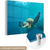 MuchoWow® Glasschilderij 90x60 cm - Schilderij acrylglas - Een groene zeeschildpad onderwater - Foto op glas - Schilderijen