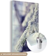 MuchoWow® Glasschilderij 40x60 cm - Schilderij acrylglas - Winter - Dennenboom - Sneeuw - Landelijk - Foto op glas - Schilderijen