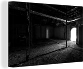 Canvas schilderij 180x120 cm - Wanddecoratie Verlaten gebouw met een open deur - zwart wit - Muurdecoratie woonkamer - Slaapkamer decoratie - Kamer accessoires - Schilderijen