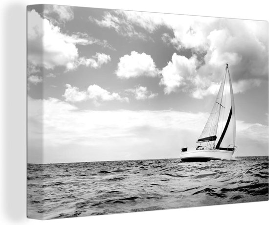 Canvas Schilderij Zeilboot onder de bewolkte lucht - zwart wit - 30x20 cm - Wanddecoratie
