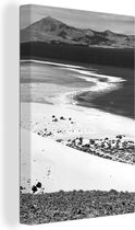 Canvas Schilderij Een uitgestrekt strand langs helder zeewater van Fuerteventura - zwart wit - 40x60 cm - Wanddecoratie