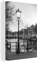 Amsterdam Schilderij - Lamp - Avond - Fiets - 60x90 cm - Muurdecoratie