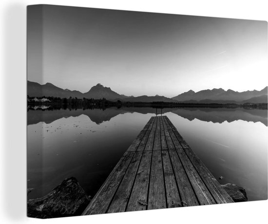 Canvas Schilderij Lake Hopfen met een steiger en bergen van de Alpen - zwart wit - 60x40 cm - Wanddecoratie