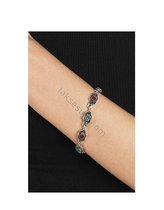 Akyol - Armband voor je vriendin - Zilverkleurig - Unieke Stenen - Rode Stenen - Groene Stenen - Voor Heren en Dames - Leuk Cadeau om te geven