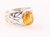 Opengewerkte zilveren ring met amber - maat 18.5