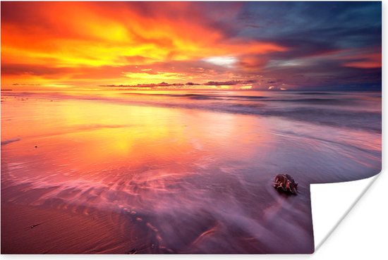 Poster - Een rode zonsondergang kleurt de lucht bij het Darwin strand