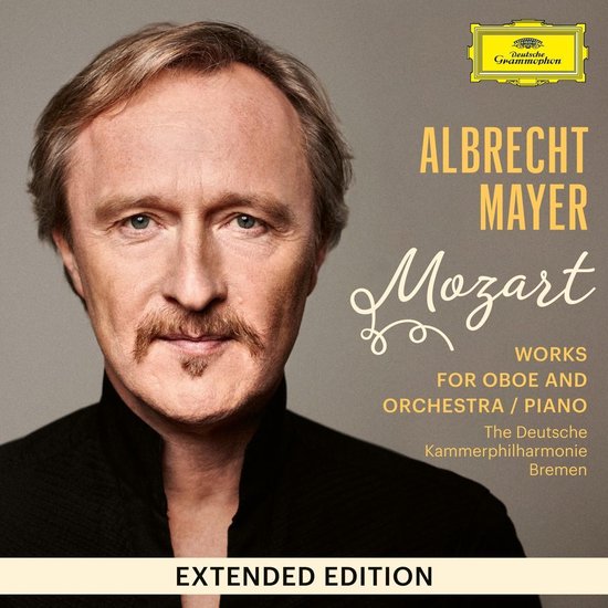 Albumhoes met portret van Albrecht Mayer, "Mozart Works For Oboe And Orchestra / Piano", "Extended Edition".