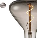 Close-up van een rookkleurige LED gloeilamp met zichtbaar spiraalfilament.