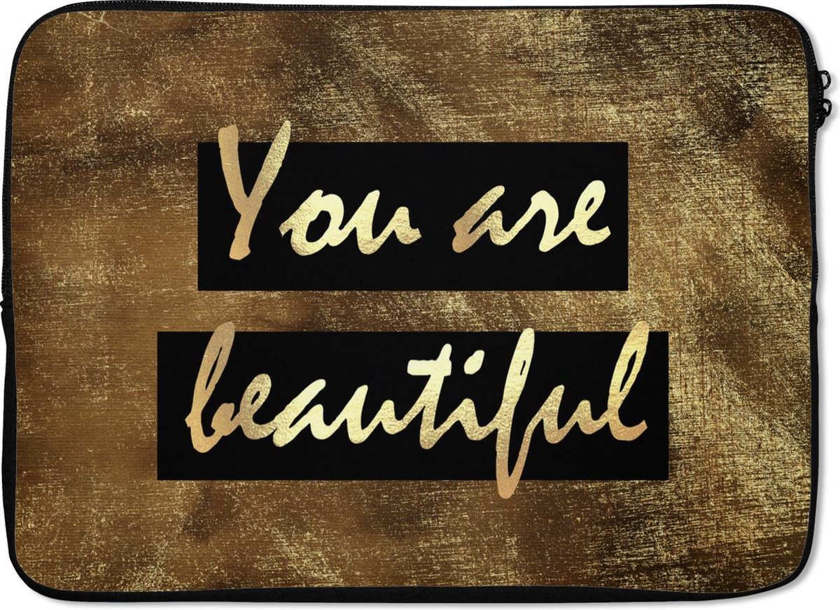 Laptophoes 14 inch - Quote - Beauty - Bruin - Goud - Laptop sleeve - Binnenmaat 33x23 cm - Zwarte achterkant