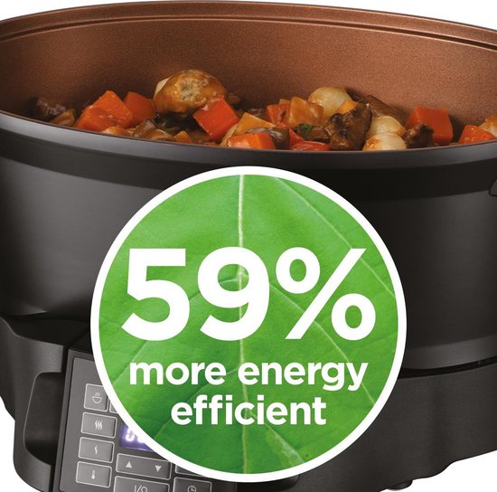 Close-up van een zwarte multicooker met een sticker waarop staat '59% more energy efficient'.