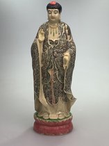 Boeddha staand op dubbele lotus
