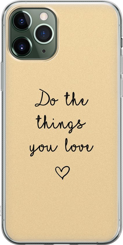 Coque transparente avec le texte 'Do the things you love' et un cœur en écriture noire sur fond beige.
