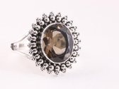 Bewerkte zilveren ring met rookkwarts - maat 17.5