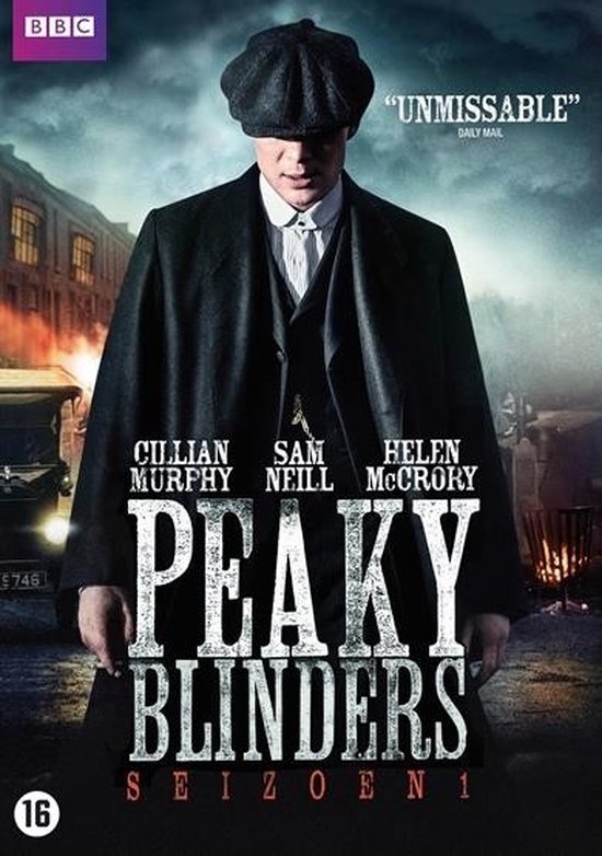 DVD-hoes van Peaky Blinders Seizoen 1 met Cillian Murphy in driedelig pak en pet. 'Unmissable' - Daily Mail.