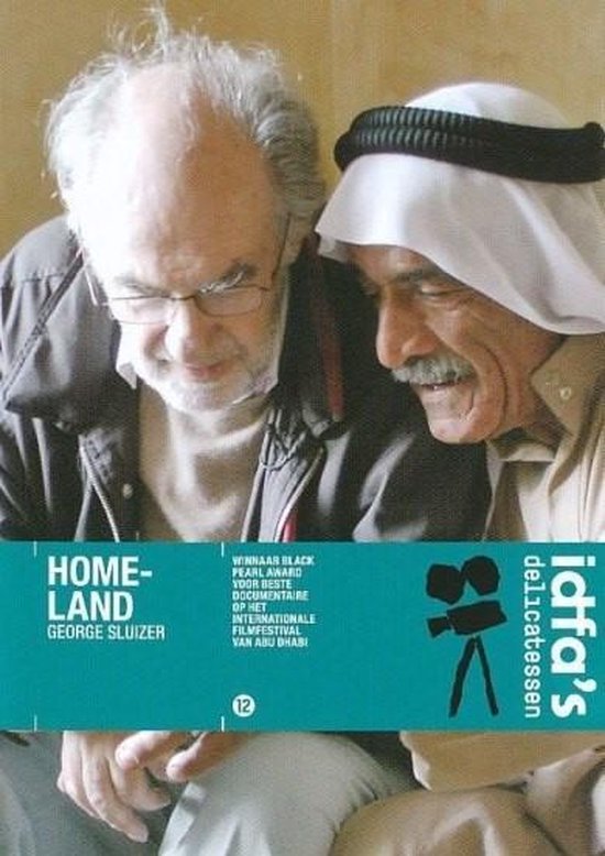Twee mannen kijken naar iets, één met bril, de ander met een hoofddoek. Titel: Homeland.