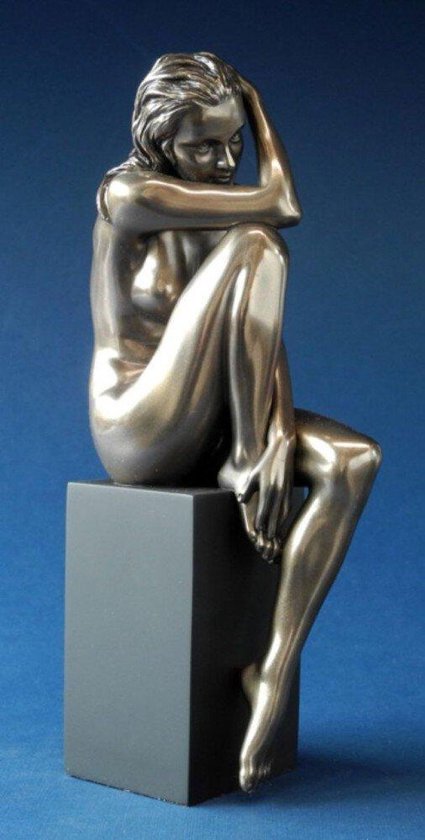 Statue en bronze d'une femme assise, un bras autour de sa tête, sur un socle gris foncé.