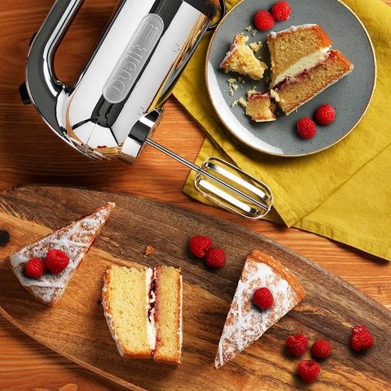 Chrome Dualit handmixer naast gebak met frambozen en glazuur.