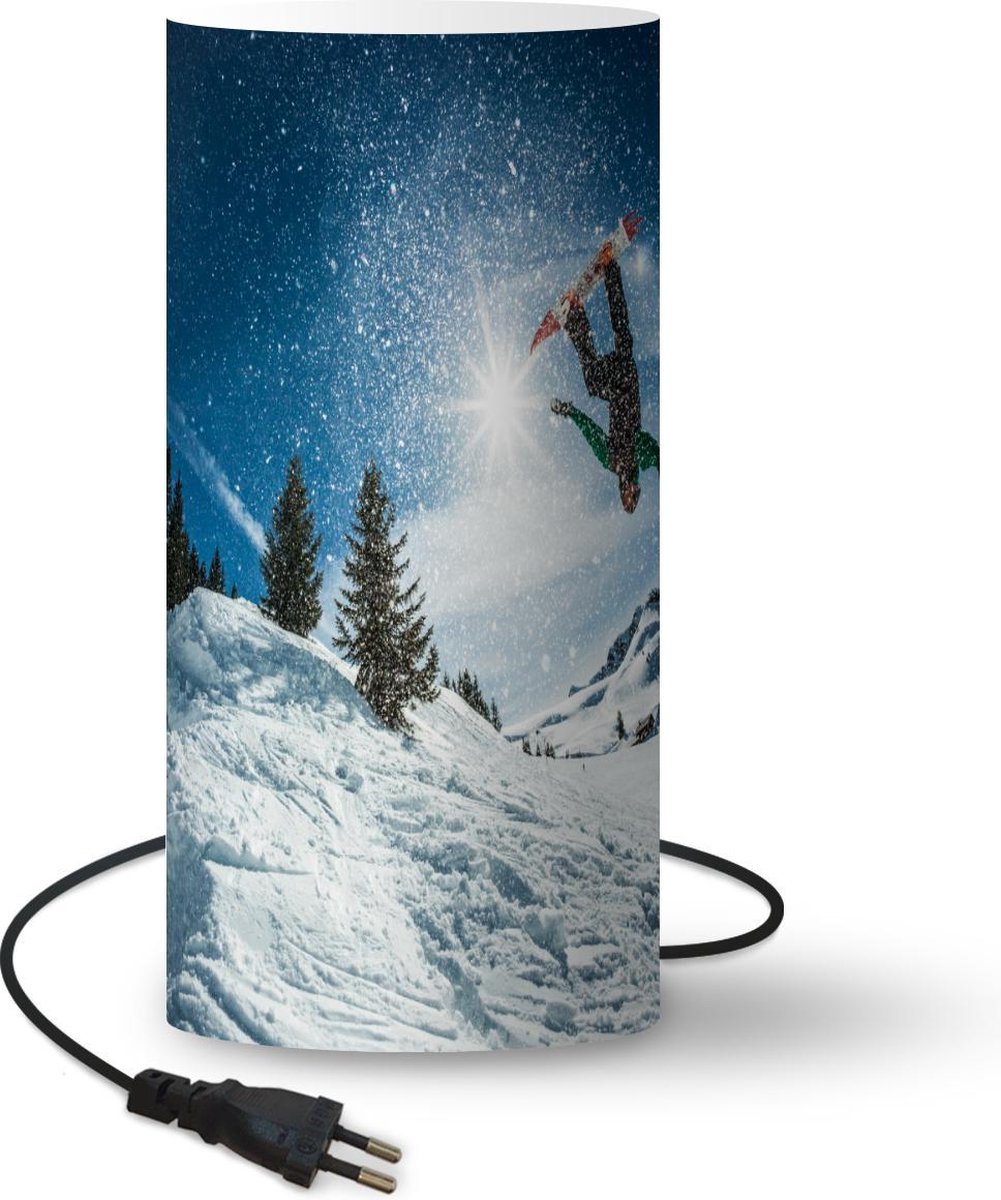 Lamp - Nachtlampje - Tafellamp slaapkamer - Snowboarder in het winterse landschap van Zwitserland - 54 cm hoog - Ø24.8 cm - Inclusief LED lamp