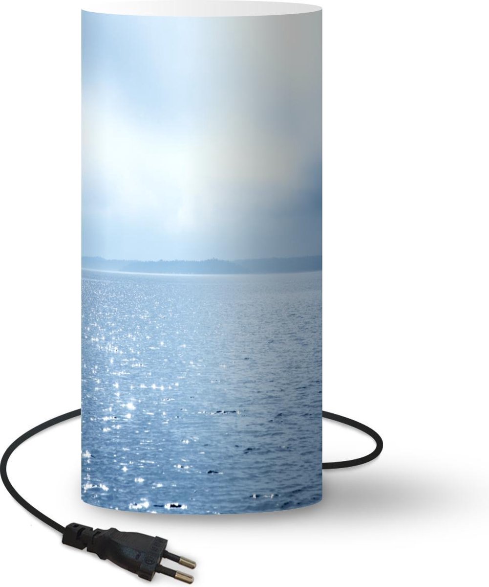 Lamp - Nachtlampje - Tafellamp slaapkamer - Zomer - Zee - Bergen - 33 cm hoog - Ø15.9 cm - Inclusief LED lamp