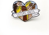 Pin ''sisters unite'' broche, kledingspeld, feminisme