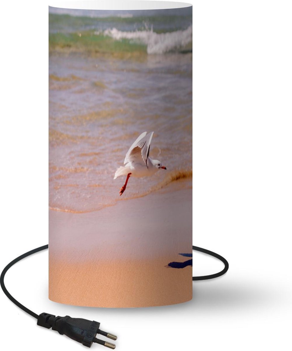 Lamp - Nachtlampje - Tafellamp slaapkamer - Witkopmeeuw vliegt laag over het strand - 54 cm hoog - Ø24.8 cm - Inclusief LED lamp