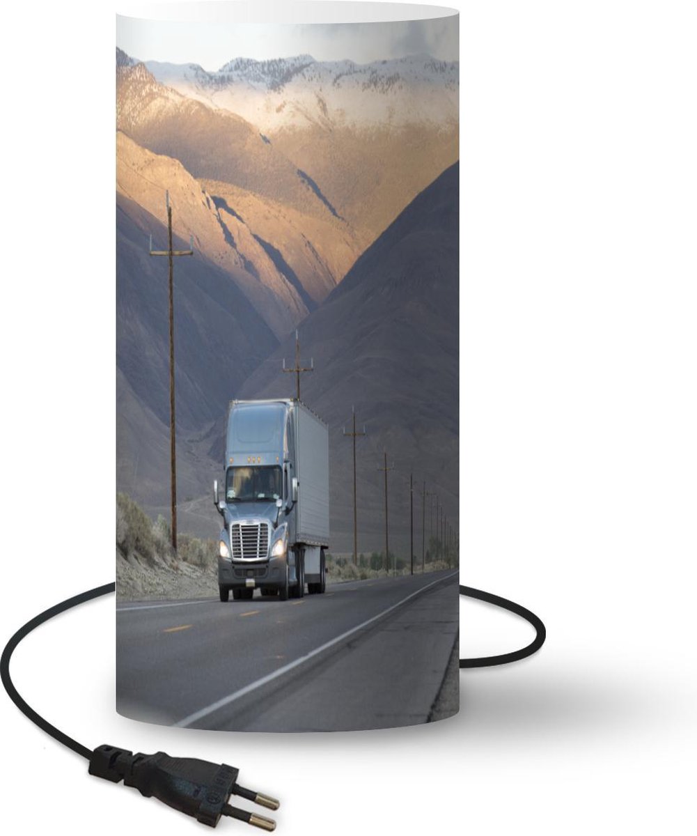 Lamp - Nachtlampje - Tafellamp slaapkamer - Vrachtwagen tussen de bergen - 33 cm hoog - Ø15.9 cm - Inclusief LED lamp