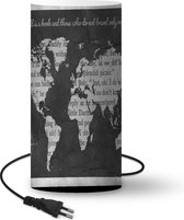 Lamp Vintage wereldkaart met een patroon van een verhaal in een boek en een quote over reizen - zwart wit - 54 cm hoog - Ø25 cm - Inclusief LED lamp