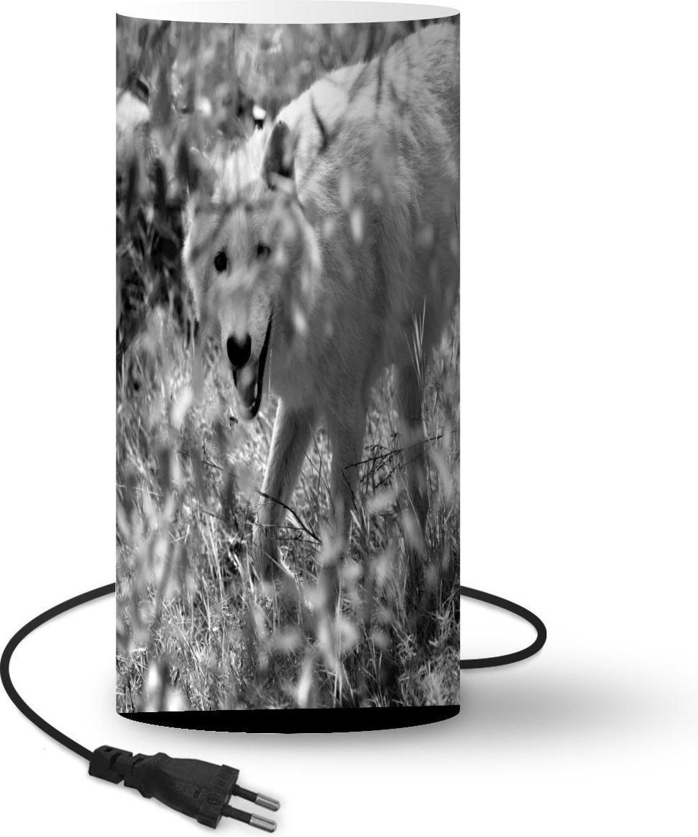 Lamp - Nachtlampje - Tafellamp slaapkamer - Witte wolf in het gras in zwart-wit - 33 cm hoog - Ø15.9 cm - Inclusief LED lamp