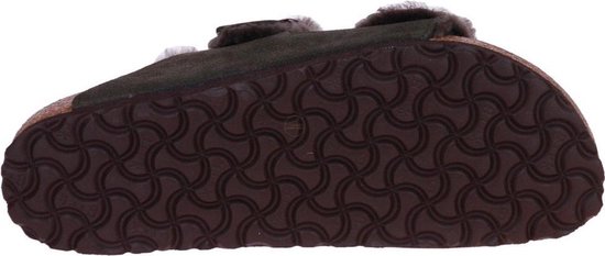 Onderkant van donkerbruine Birkenstock Arizona pantoffels met lammenvacht voering. Profielzool met geometrisch patroon.