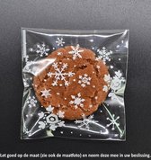 50 Uitdeelzakjes Sneeuw Design 14 x 14 cm met plakstrip - Cellofaan Plastic Traktatie Kado Zakjes - Snoepzakjes - Koekzakjes - Koekje - Cookie Bags - Sneeuw - Kerst - Christmas - Snowflake - Sneeuwvlok