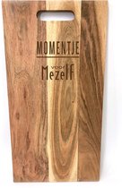 Grote acacia borrelplank / snijplank met tekst gravure QUOTE: MOMENTJE VOOR MEZELF. Cadeau-verjaardag-bedankje. Het formaat is 25x50cm