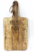 Stoer landelijk snijplankje-hapjesplankje met tekst gravure QUOTE: MOMENTJE VOOR MEZELF. Cadeau-verjaardag-bedankje. Het formaat is 18x36cm incl. handvat