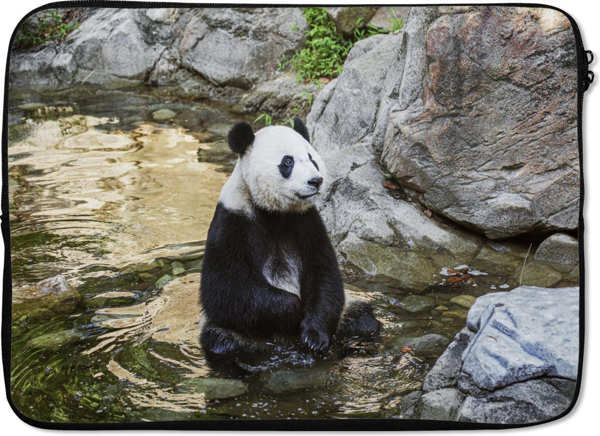 Laptophoes 14 inch - Panda - Rivier - Steen - Laptop sleeve - Binnenmaat 33x23 cm - Zwarte achterkant