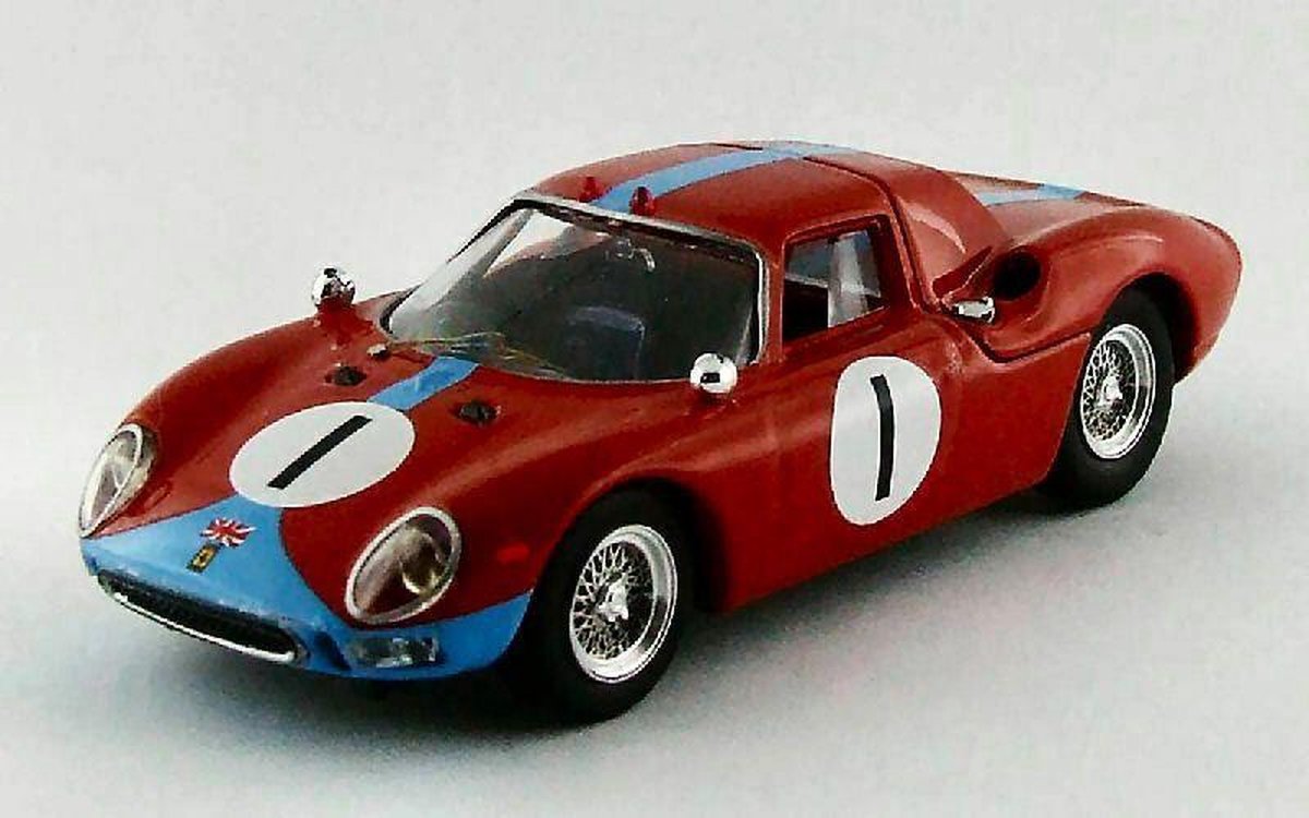 De 1:43 Diecast Modelcar van de Ferrari 250LM Coupe #1 van Kyalami van 1964. De coureurs waren Piper en Maggs. De fabrikant van het schaalmodel is Best Model. Dit model is alleen online verkrijgbaar