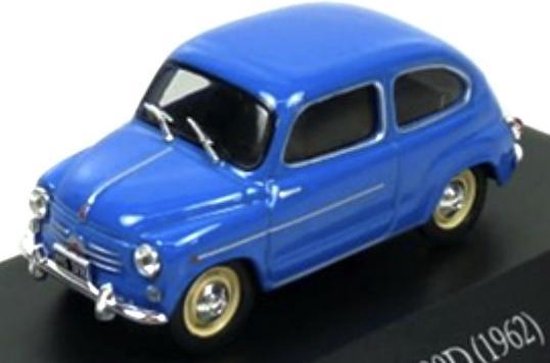 Blauwe Fiat 600D (1962) miniatuurauto op display.