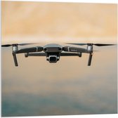 Acrylglas - Zwevende Drone boven het Water - 100x100cm Foto op Acrylglas (Met Ophangsysteem)