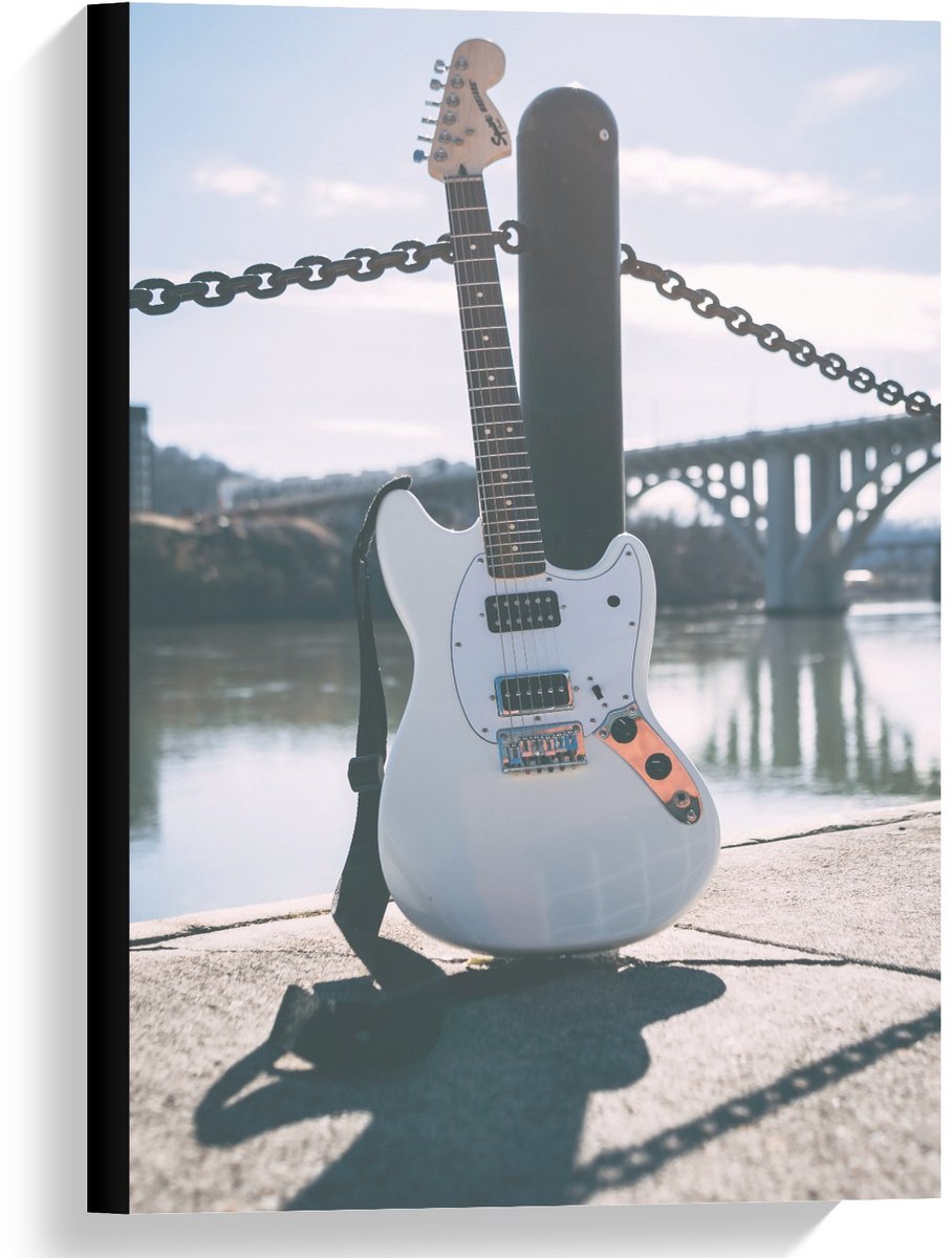 Canvas - Witte Gitaar voor Brug - 40x60cm Foto op Canvas Schilderij (Wanddecoratie op Canvas)