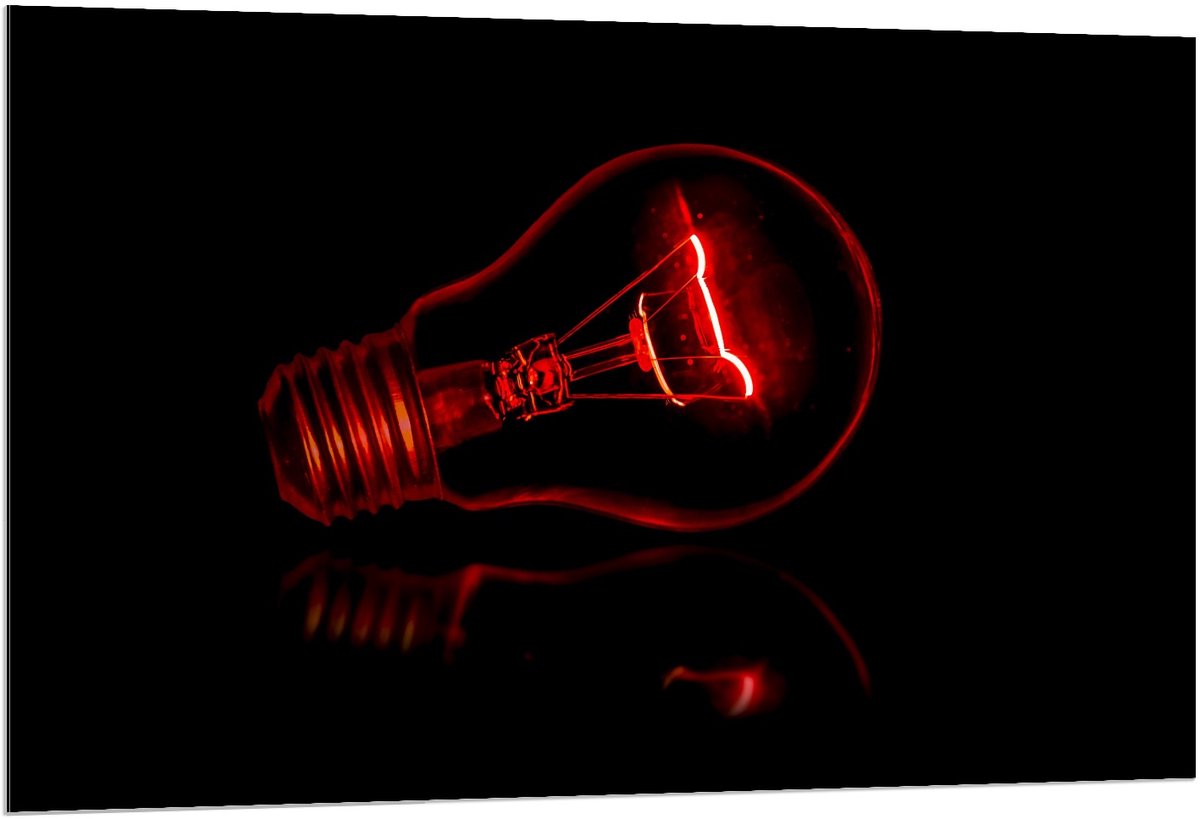 Dibond - Rode Gloeilamp op Zwarte Achtergrond - 120x80cm Foto op Aluminium (Met Ophangsyst