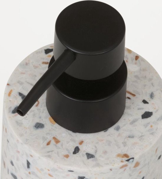Close-up van de zwarte pompdop op een zeepdispenser met terrazzo-look.