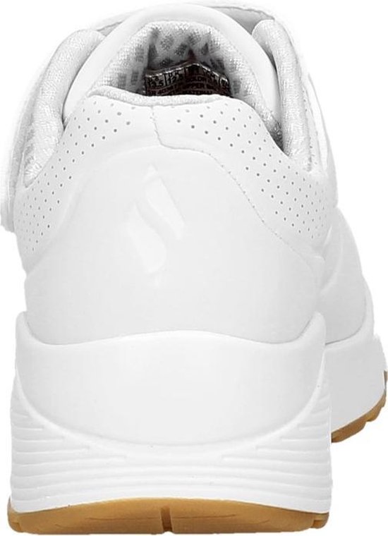 Achterkant van een witte Skechers sneaker met klittenband, veters en gummen zool.
