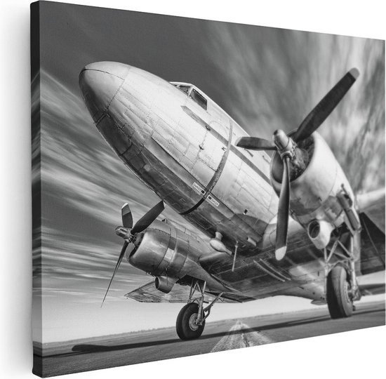 Toile noir et blanc d'un avion vintage bimoteur sur une piste, près du sol, avec des nuages marqués.