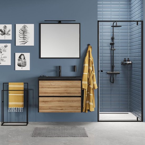 Moderne badkamer met blauwe accenten, houten badmeubel, spiegel, douchecabine en gele badjas.