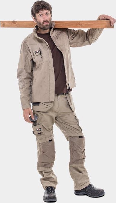 Man met beige werkbroek, beige werkjas en bruin shirt, draagt een houten balk.