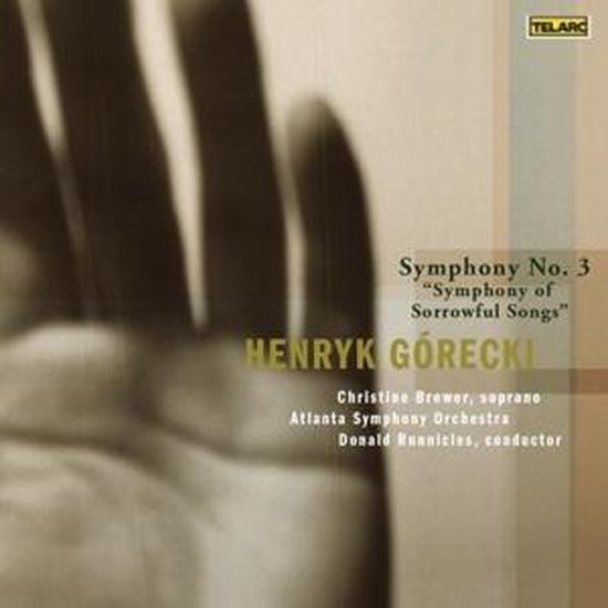 Albumhoes: Symphony No. 3 "Symphony of Sorrowful Songs" van Henryk Górecki met Christine Brewer, Atlanta Symphony Orchestra en Donald Runnicles. Zwart-wit foto van een hand.
