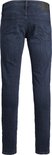 Donkerblauwe Jack & Jones jeans met vijf zakken en een leren logo patch op de achterkant.